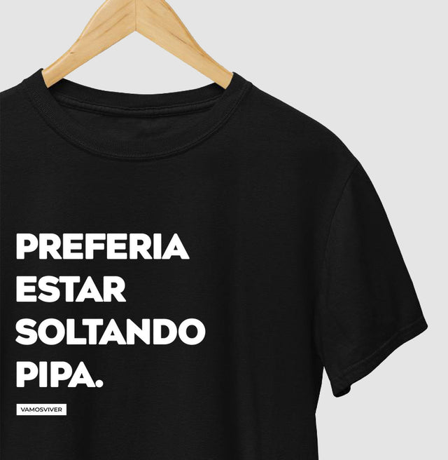 Camiseta Preferia estar soltando pipa.